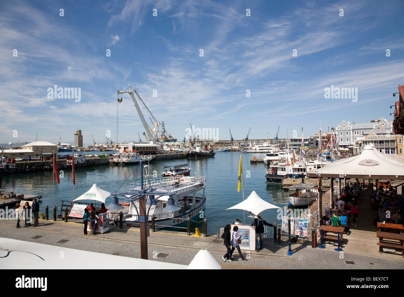 Il molo dei pescatori e le imbarcazioni turistiche a waterfront Docks Foto Stock