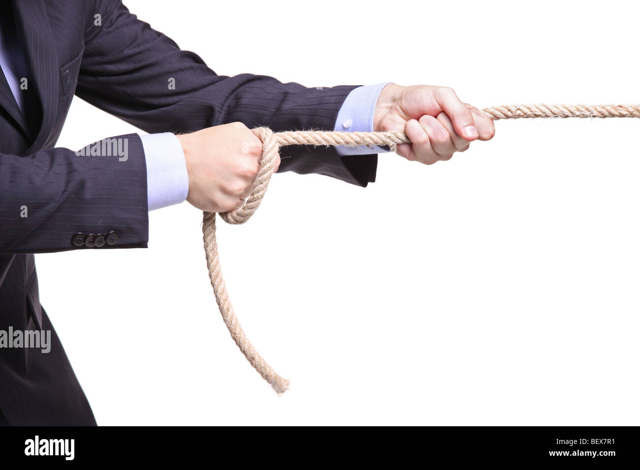 Imprenditore tirando una corda isolato su sfondo bianco Foto Stock