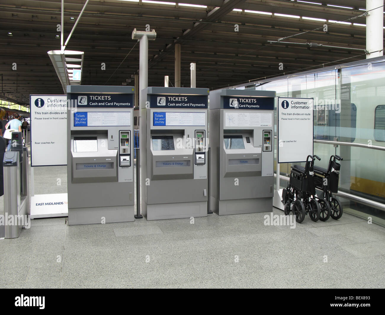 Biglietteria Self-service di macchine, stazione ferroviaria internazionale di St Pancras, London Foto Stock