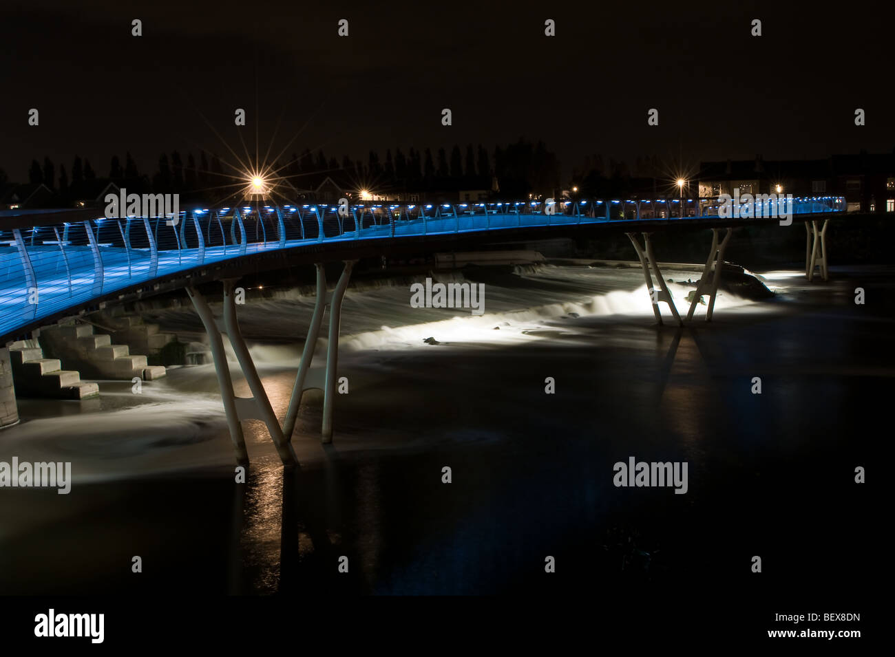 Un'immagine del Castleford passerella sul fiume Aire, come si vede sul canale 4 con Kevin Mcloud Foto Stock