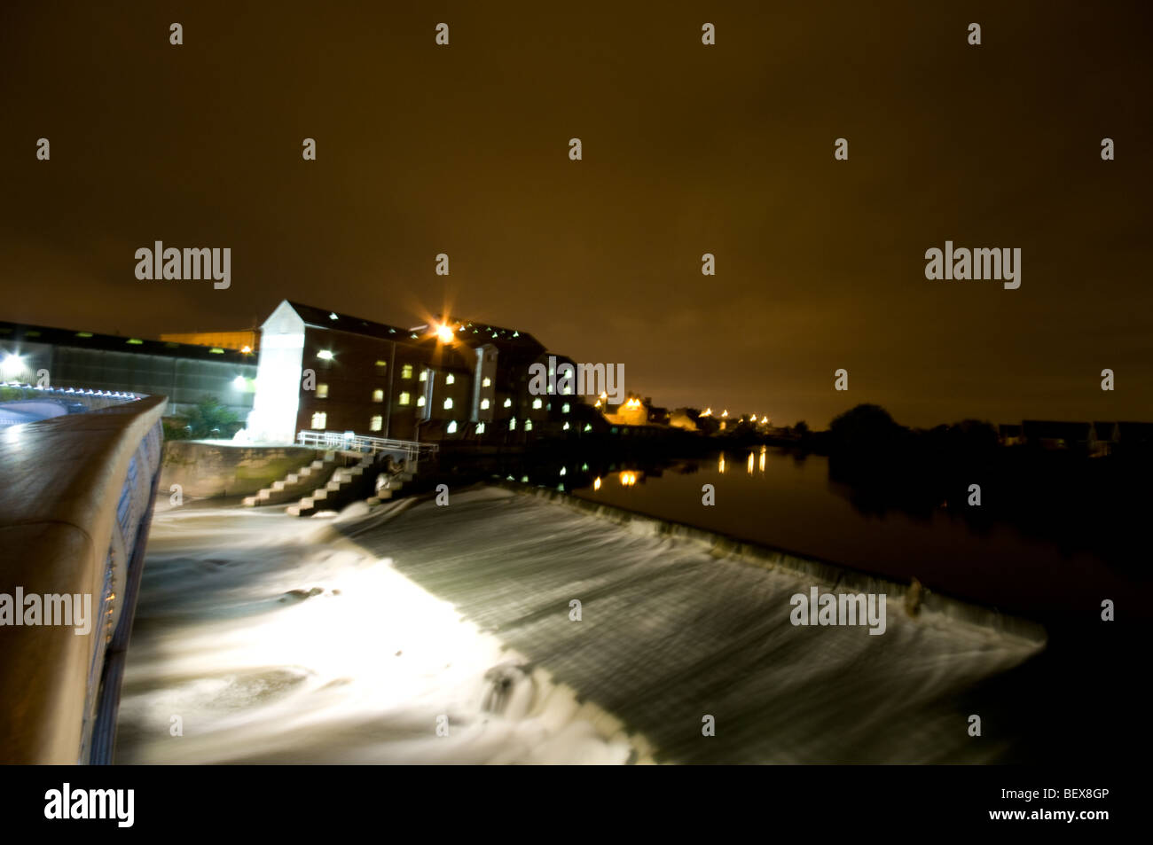 Un'immagine del Castleford passerella sul fiume Aire, come si vede sul canale 4 con Kevin Mcloud Foto Stock