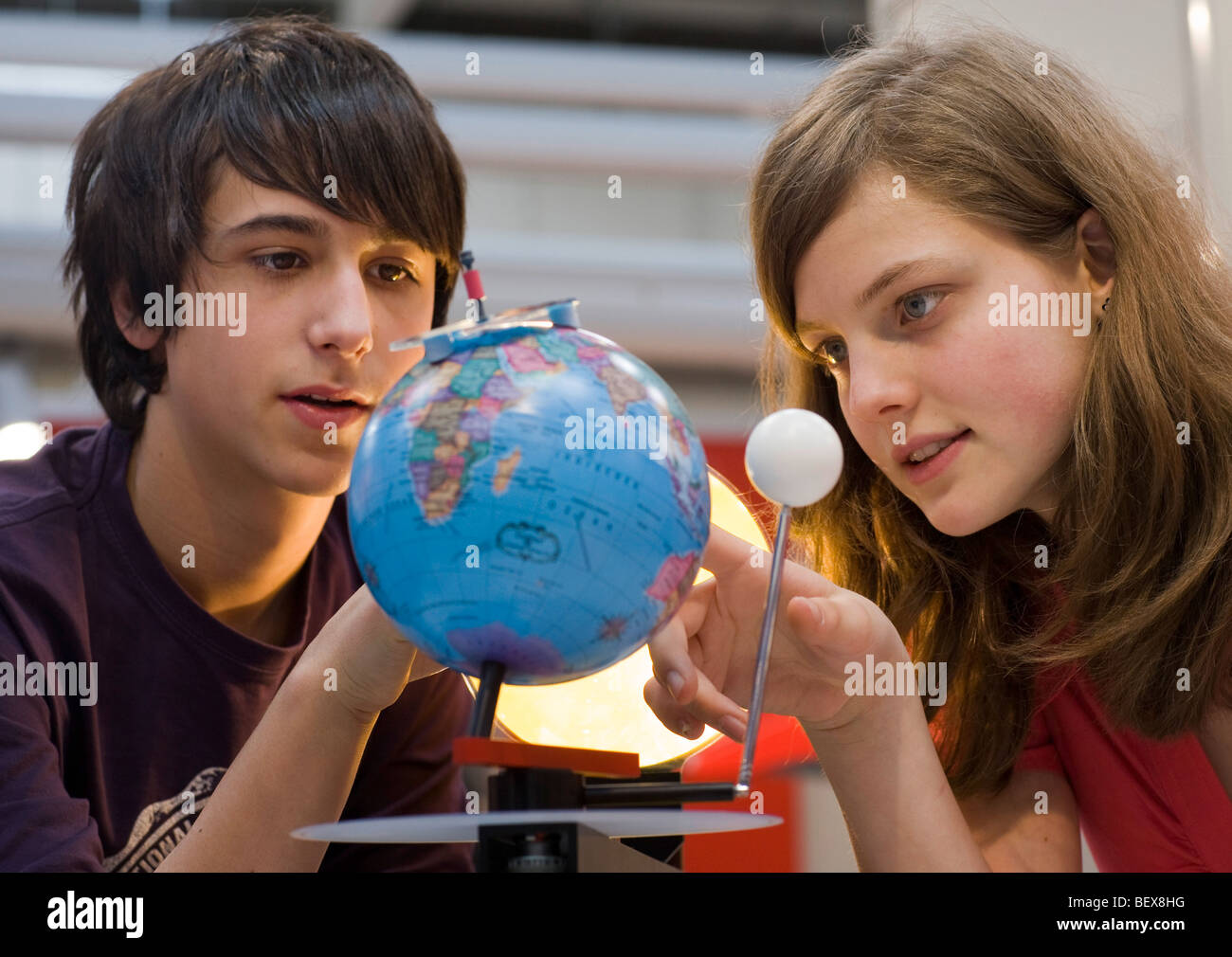 Adolescente con un globo . Foto Stock