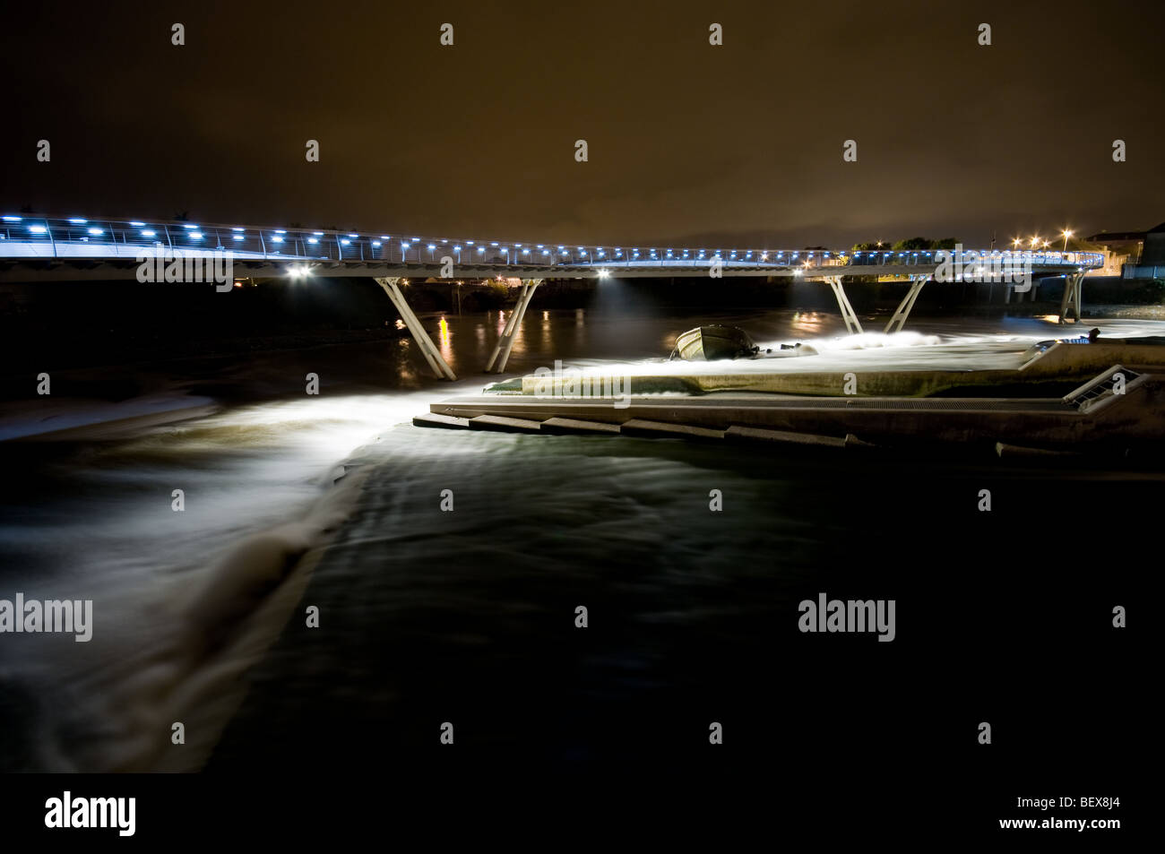 Un'immagine del Castleford passerella sul fiume Aire, come si vede sul canale 4 con Kevin Mcloud Foto Stock