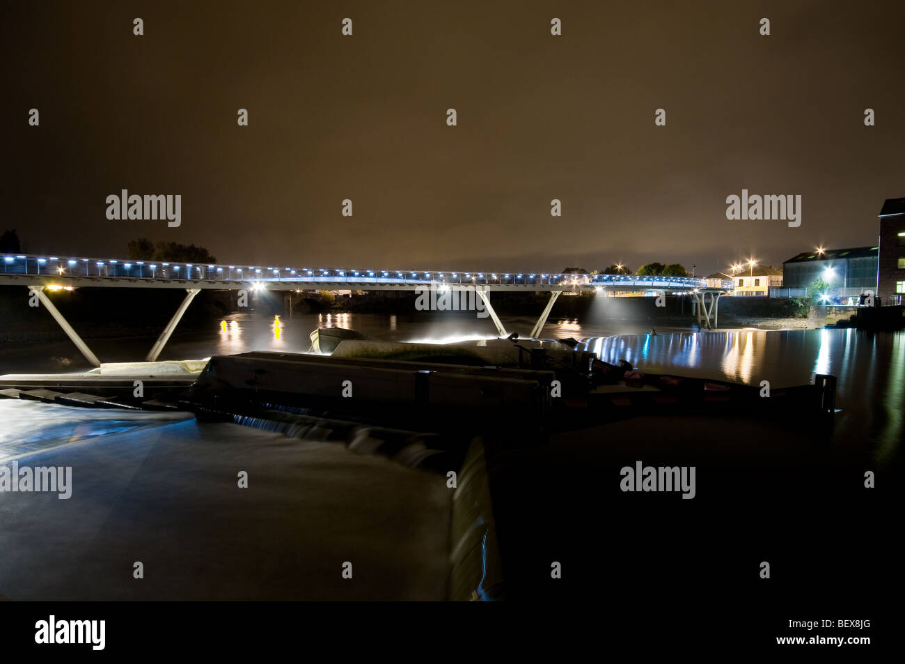 Un'immagine del Castleford passerella sul fiume Aire, come si vede sul canale 4 con Kevin Mcloud Foto Stock