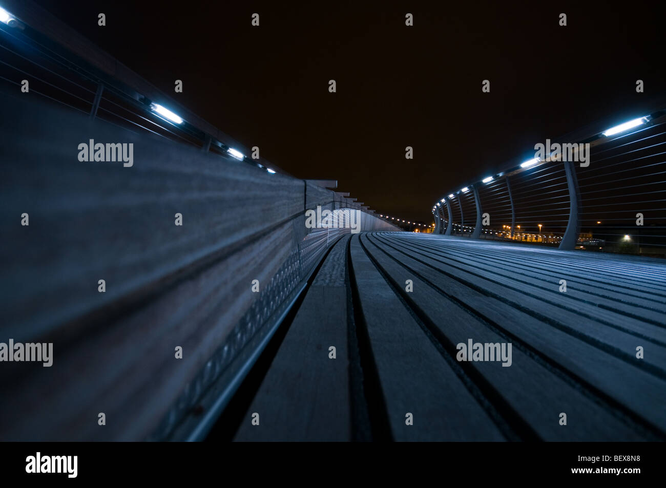 Un'immagine del Castleford passerella sul fiume Aire, come si vede sul canale 4 con Kevin Mcloud Foto Stock
