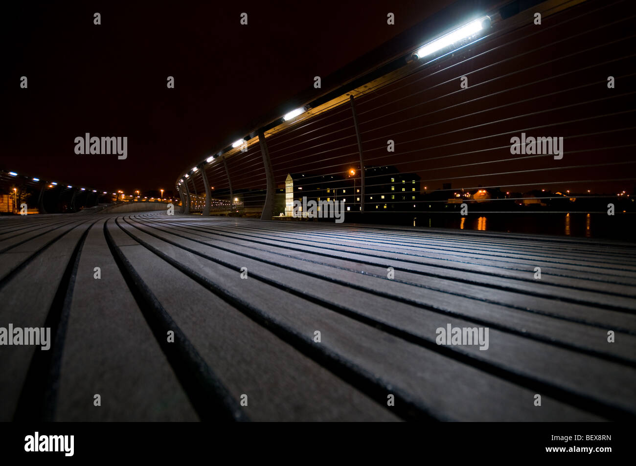 Castleford passerella sul fiume Aire di notte, come si vede sul canale 4 con Kevin McCloud Foto Stock