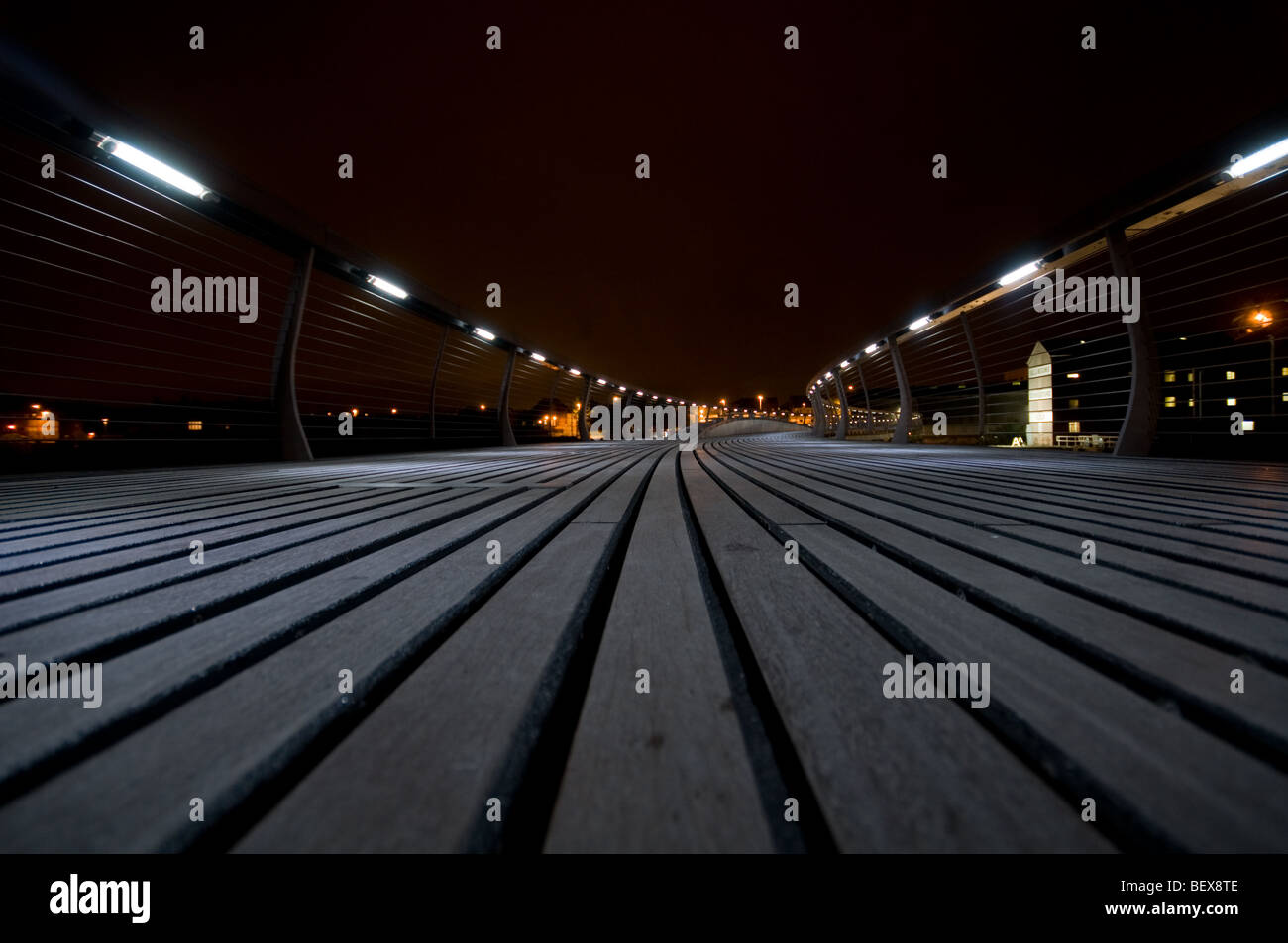 Castleford passerella sul fiume Aire di notte, come si vede sul canale 4 con Kevin McCloud Foto Stock