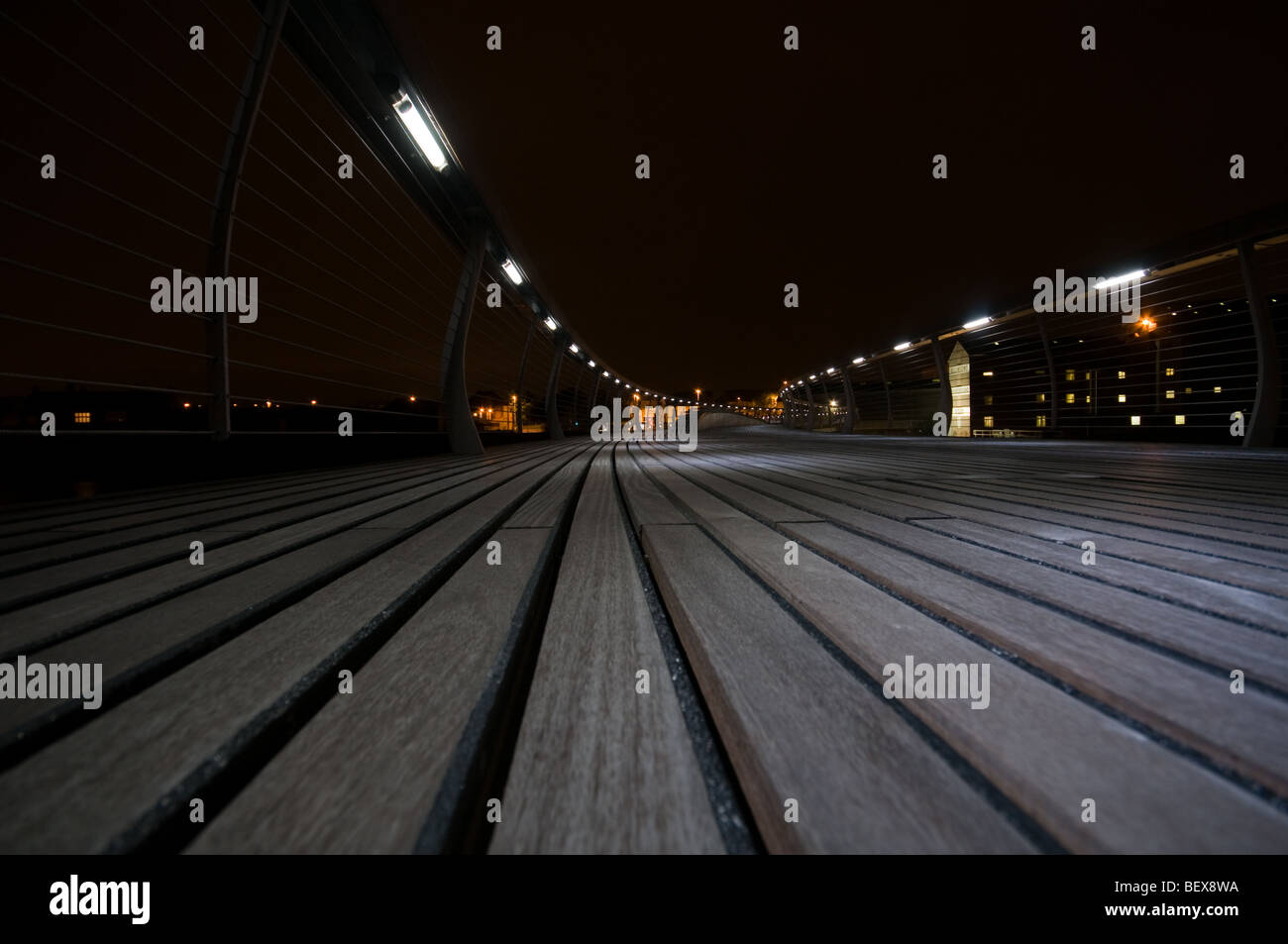 Castleford passerella sul fiume Aire di notte, come si vede sul canale 4 con Kevin McCloud Foto Stock