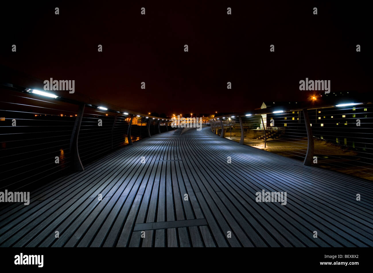 Castleford passerella sul fiume Aire di notte, come si vede sul canale 4 con Kevin McCloud Foto Stock