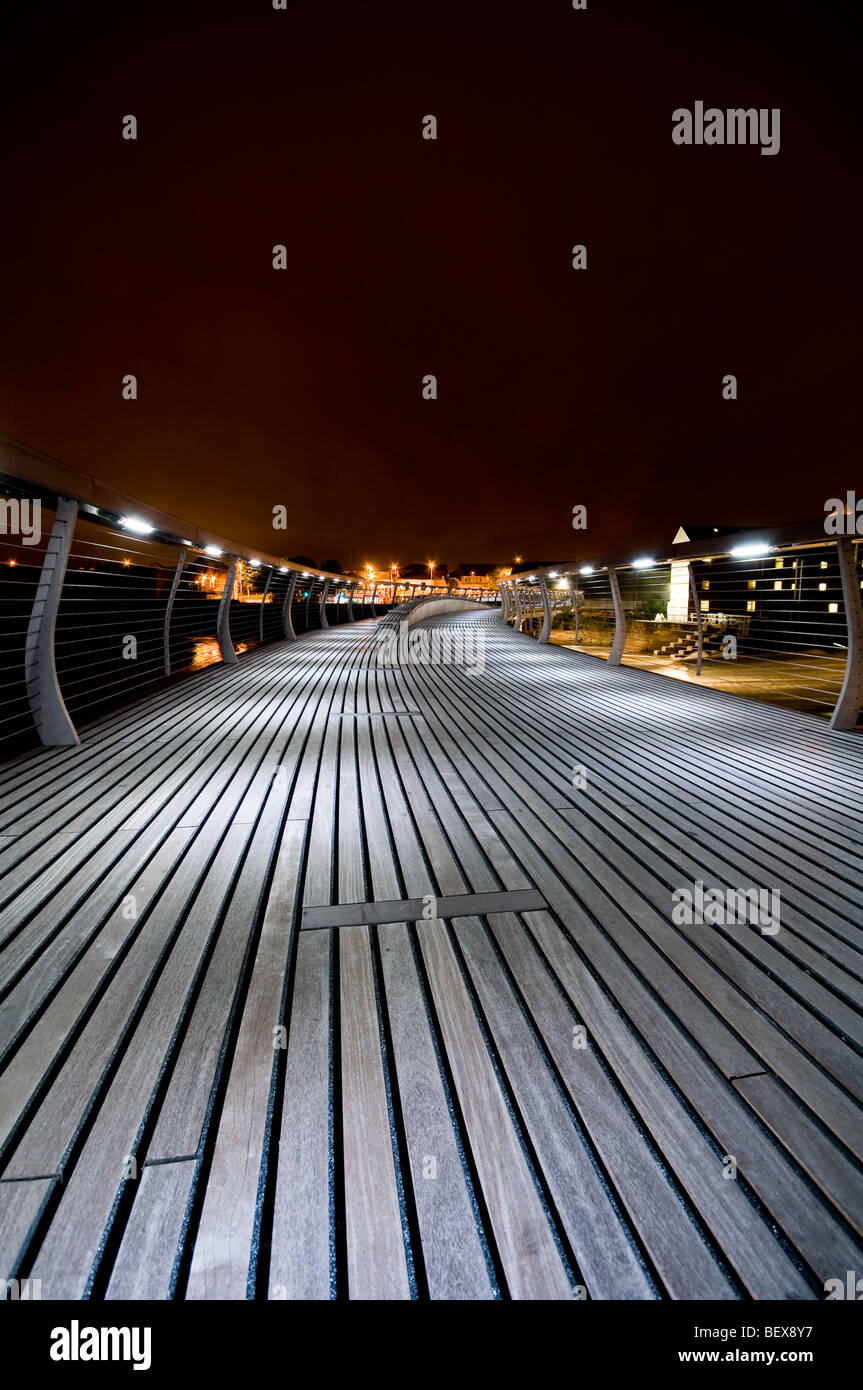 Castleford passerella sul fiume Aire di notte, come si vede sul canale 4 con Kevin McCloud Foto Stock