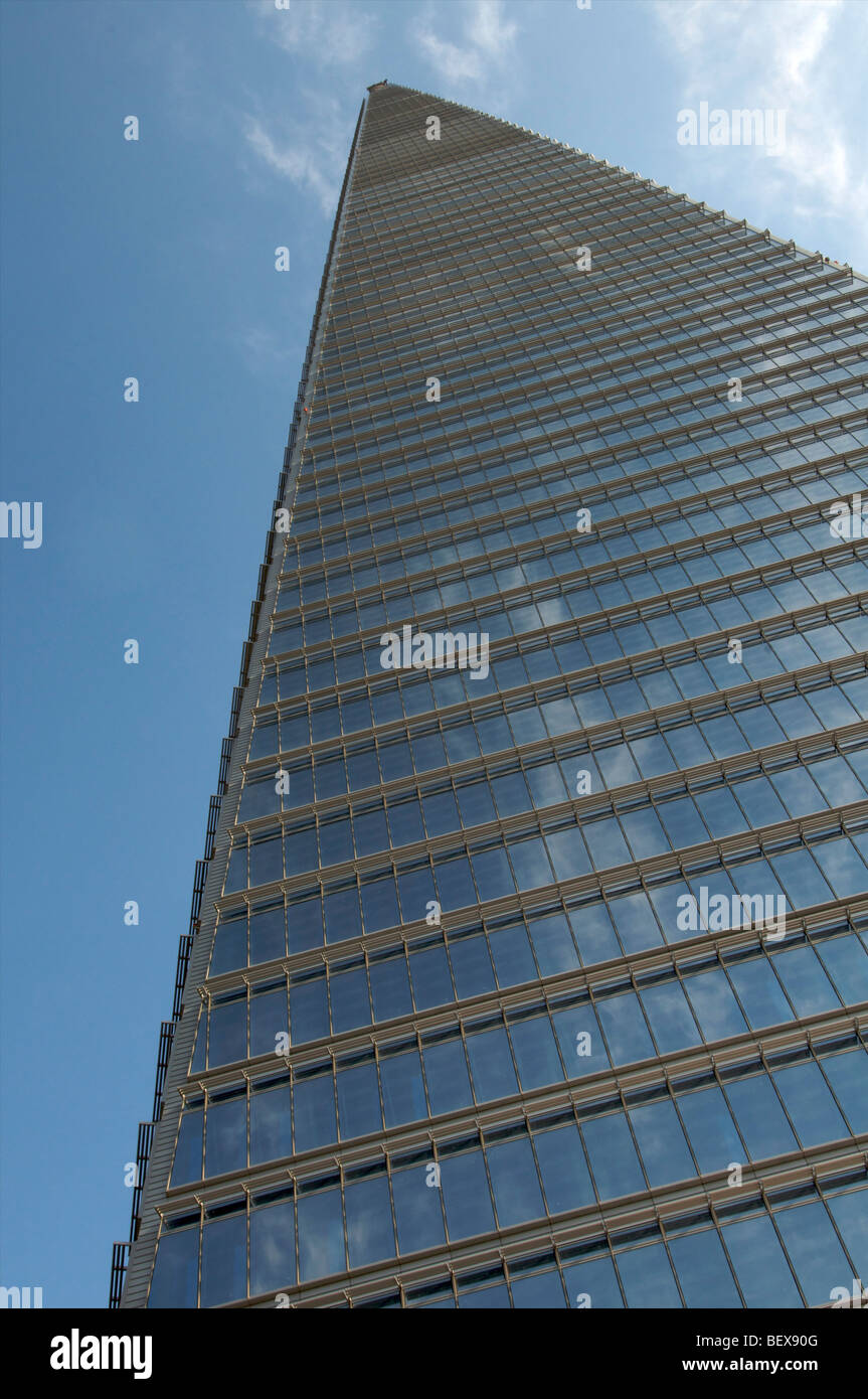 Il Cloud riflesso nelle finestre della torre ordinata in Songdo, Incheon, Corea Foto Stock