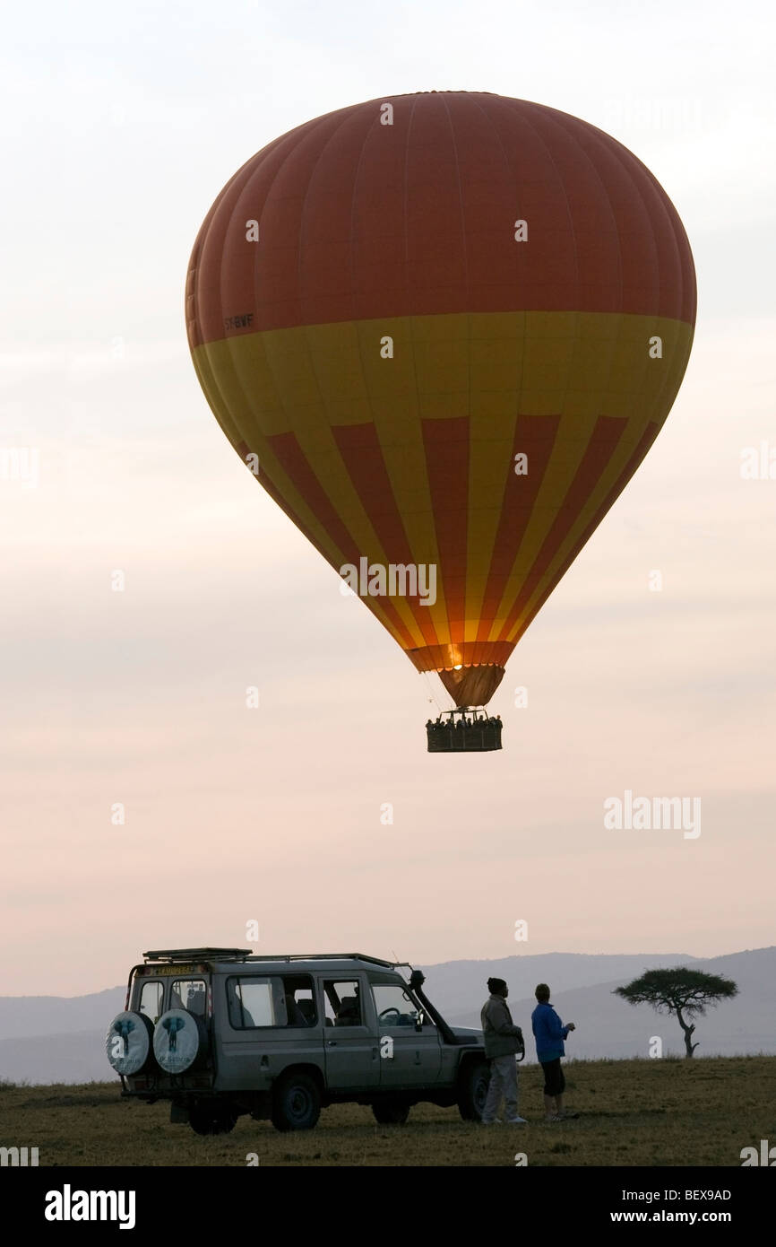 In mongolfiera ad aria calda sopra la Riserva Nazionale di Masai Mara, Kenya Foto Stock