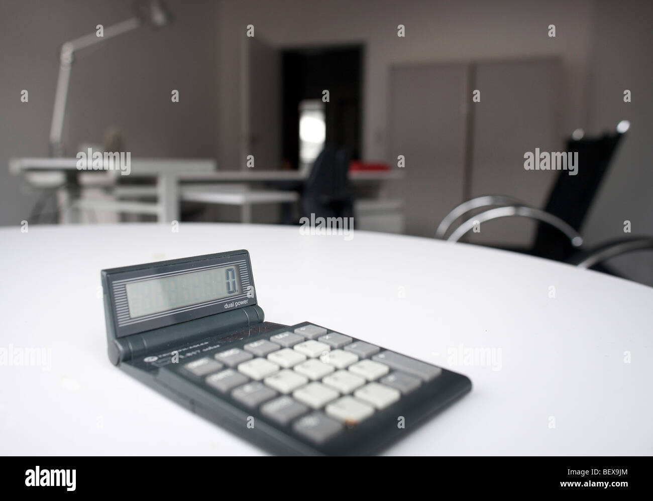Calcolatrice tascabile in un ufficio vuoto Foto Stock