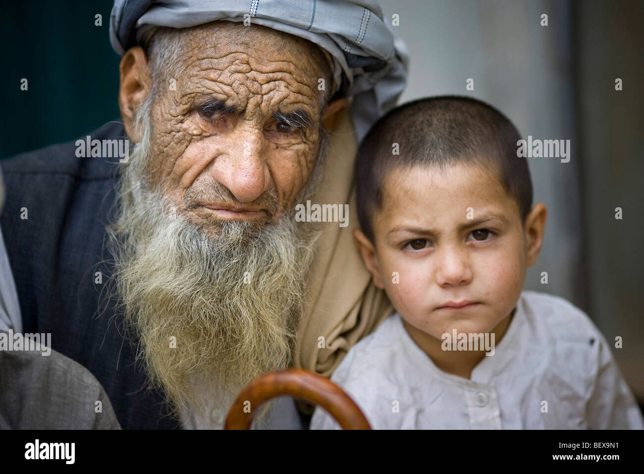 Nonno e nipote di un profugo illegale camp con i rifugiati provenienti dal Pakistan e Afghanistan. Foto Stock