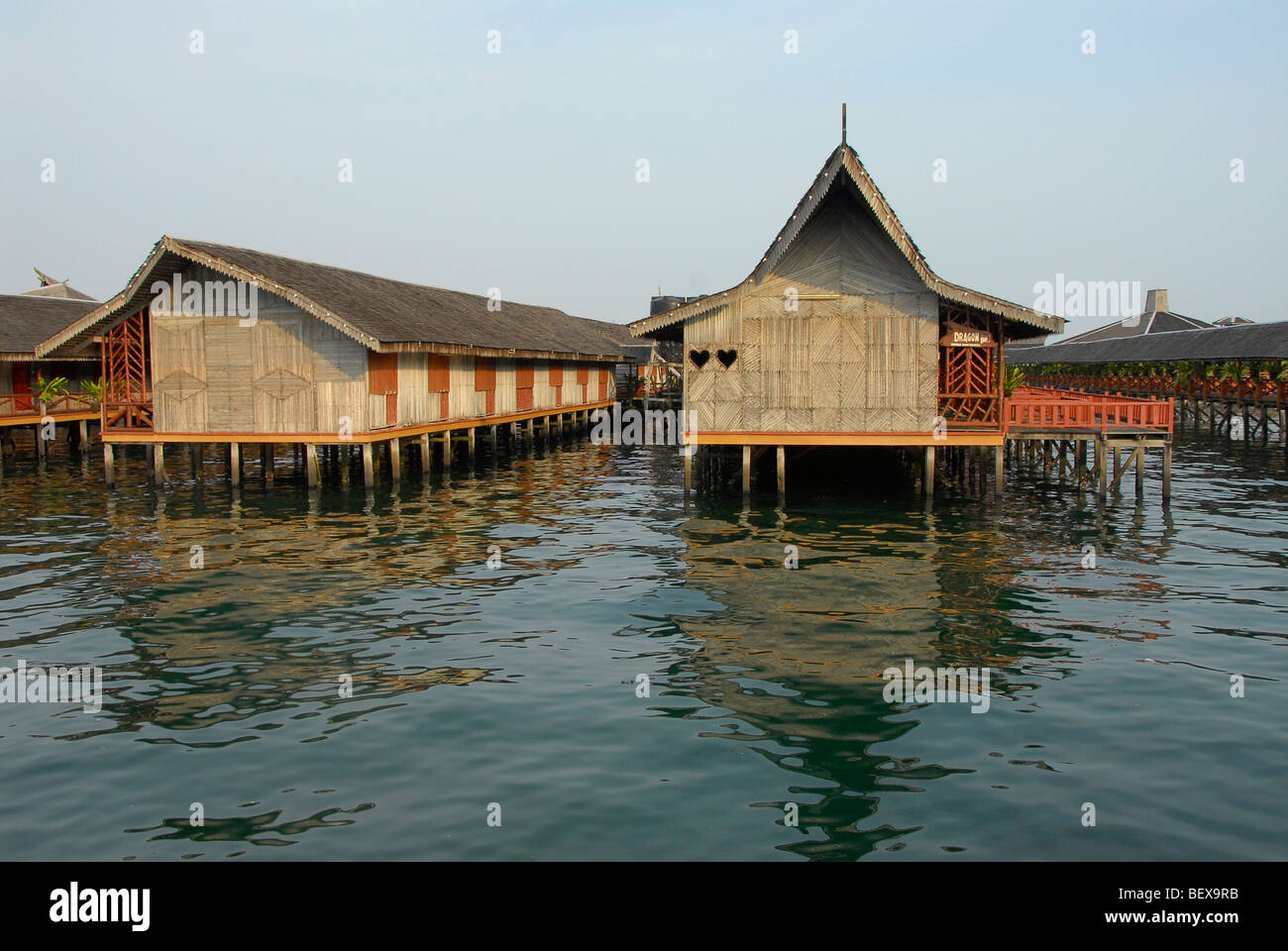 Semporna in Sabu, Borneo, è il gateway per le splendide isole, mari tropicali e attività canottaggio. Foto Stock