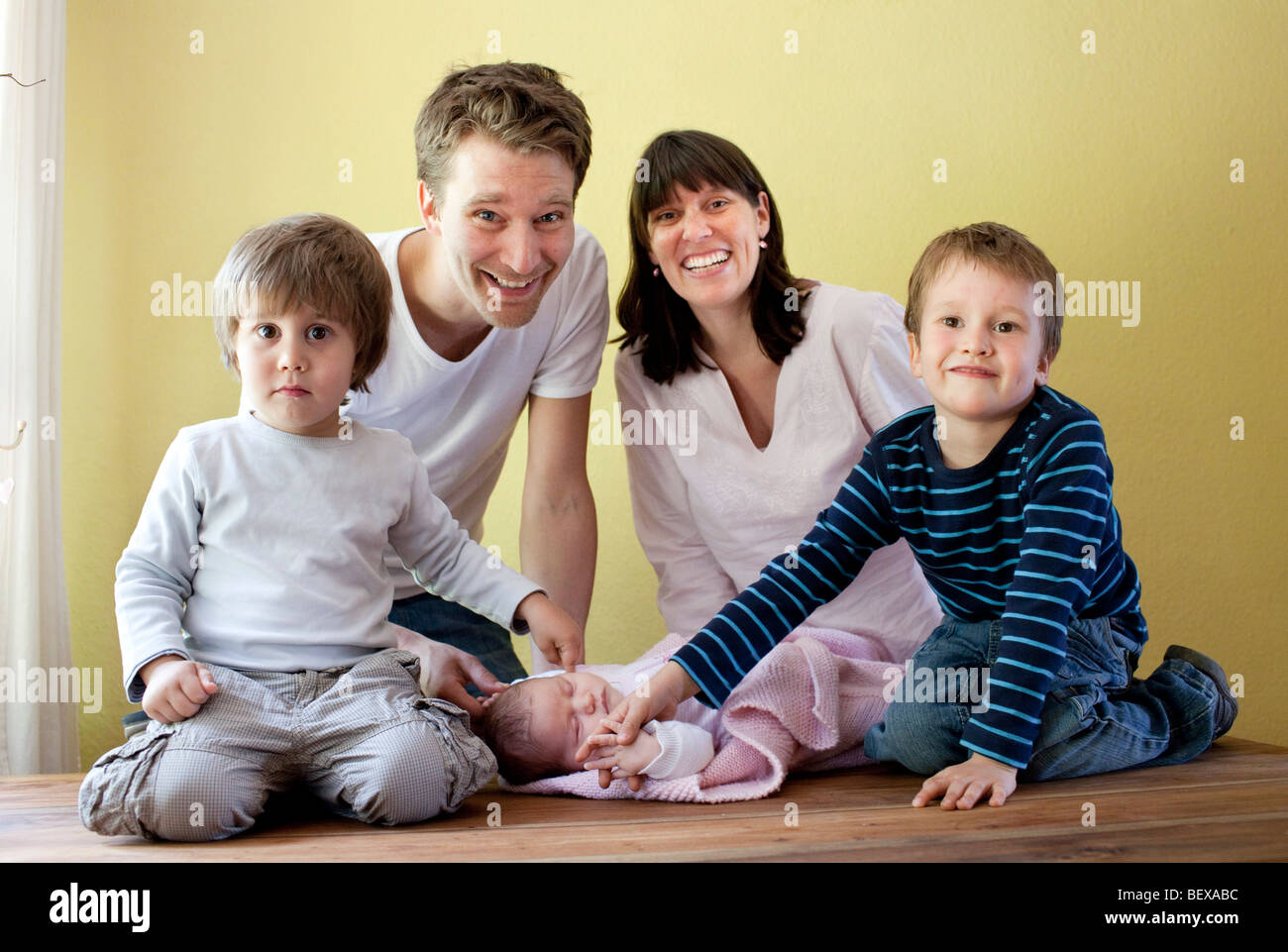 Famiglia con 3 bambini Foto Stock