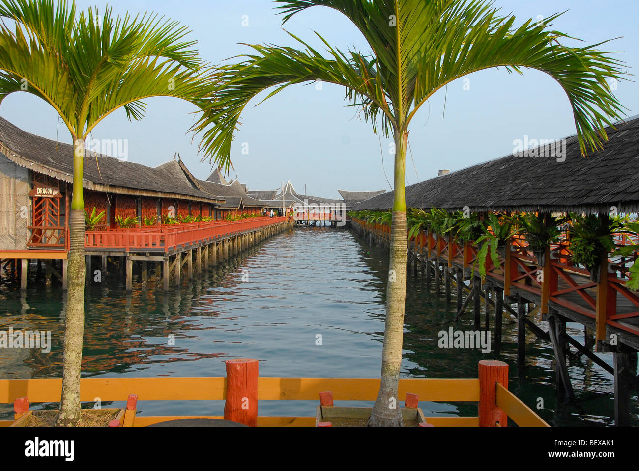 Semporna in Sabu, Borneo, è il gateway per le splendide isole, mari tropicali e attività canottaggio. Foto Stock