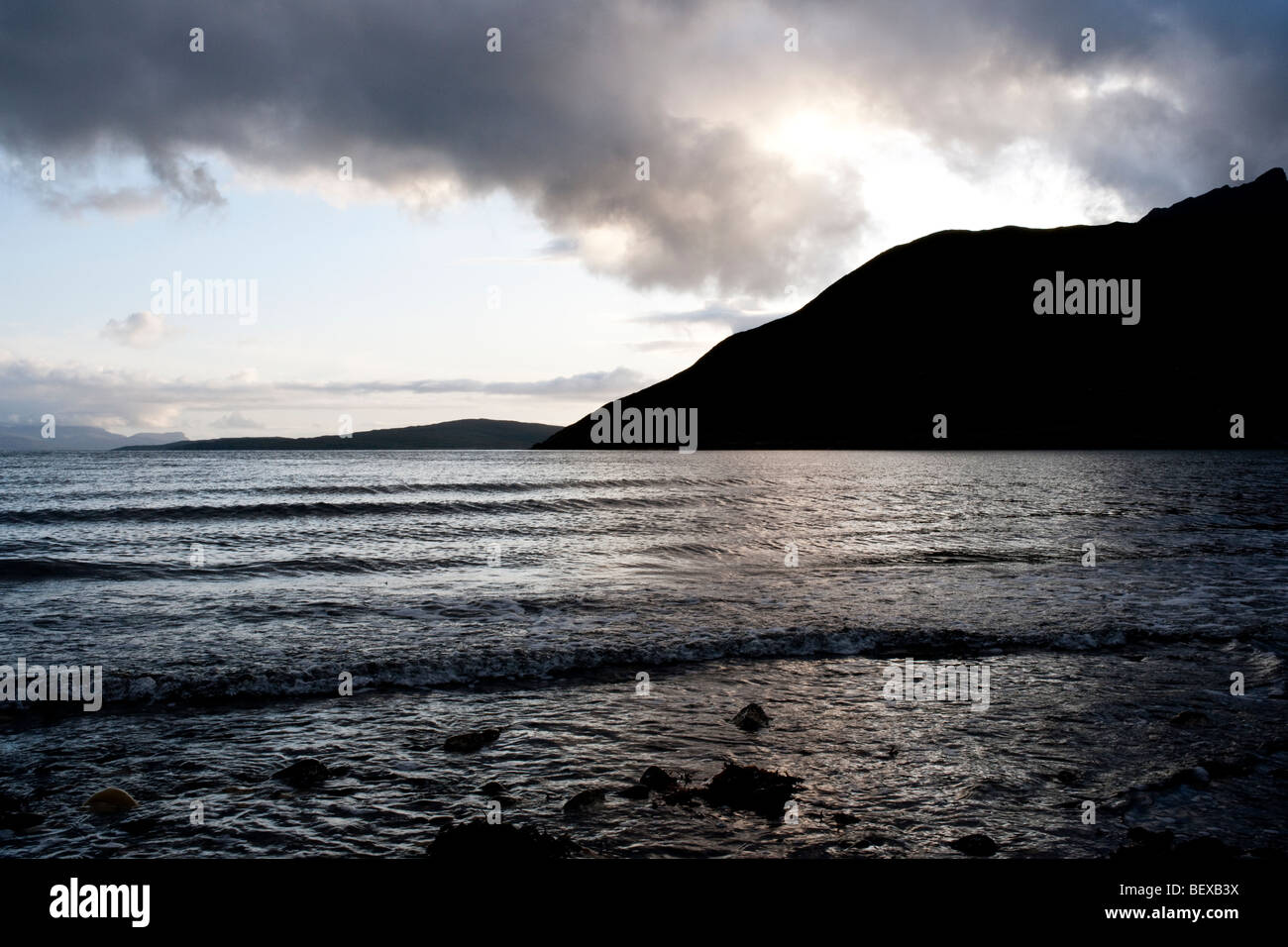 La spiaggia di Camas Fhionnairigh sul Loch Scavaig a Camasunary, Isola di Skye in Scozia Foto Stock