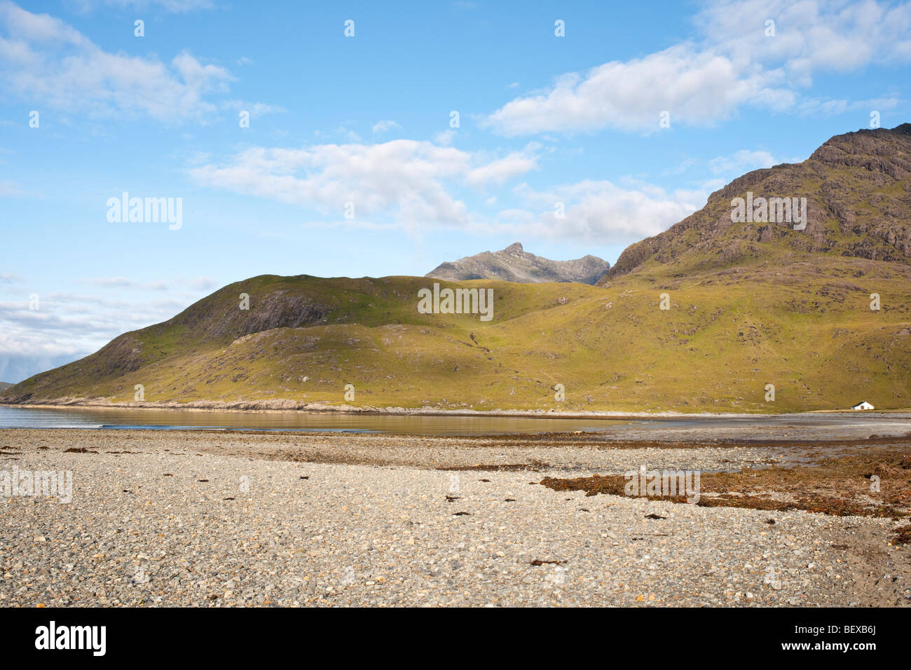 La spiaggia di Camas Fhionnairigh sul Loch Scavaig a Camasunary, Isola di Skye in Scozia Foto Stock