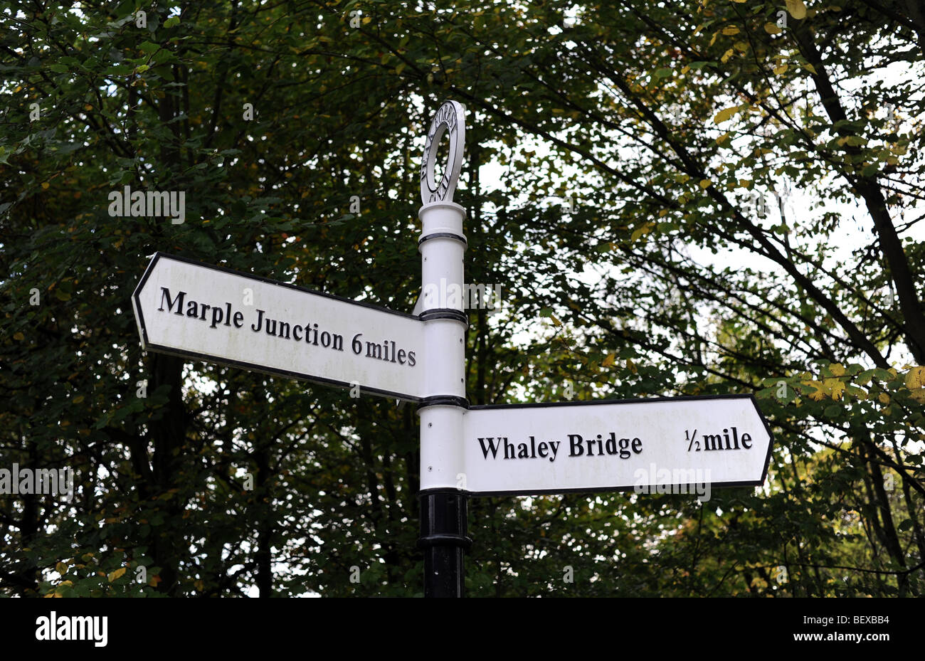 Segni sul Peak Forest canal sistema a Whaley Bridge nel Derbyshire Regno Unito Foto Stock