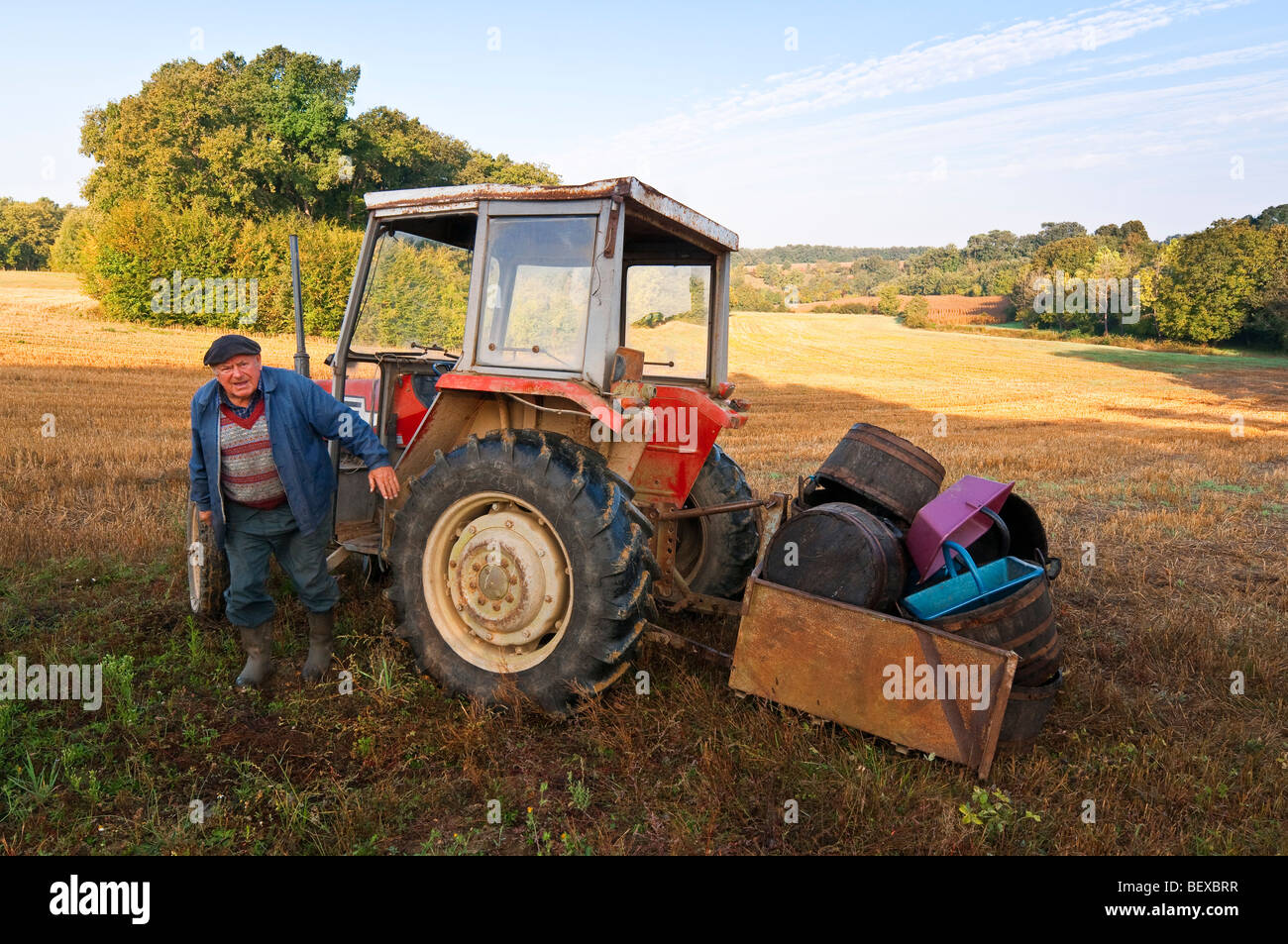 Il francese contadino con il vecchio trattore - sud-Touraine, Francia. Foto Stock