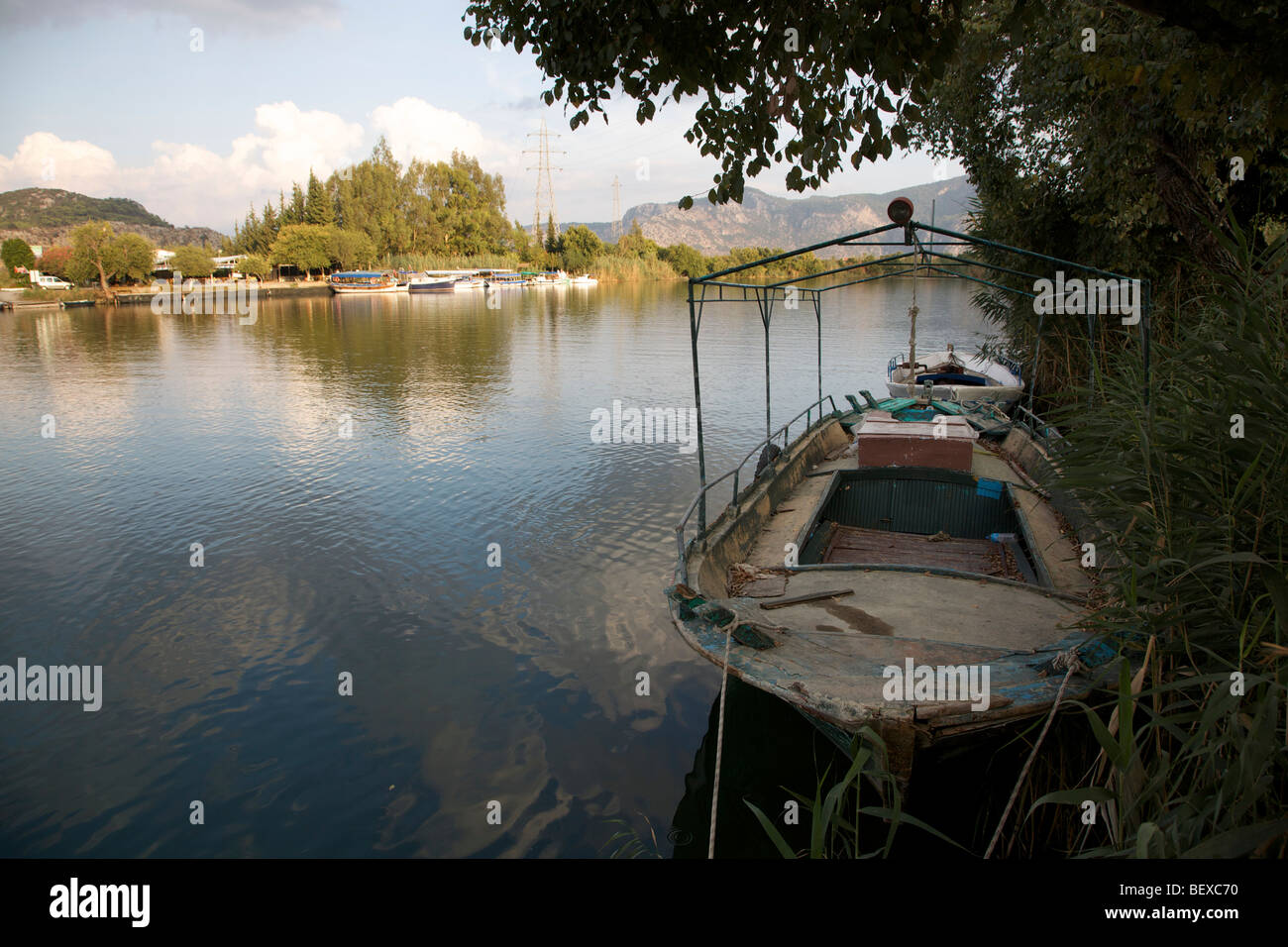 Barca sul fiume Dalyan, Turchia Foto Stock