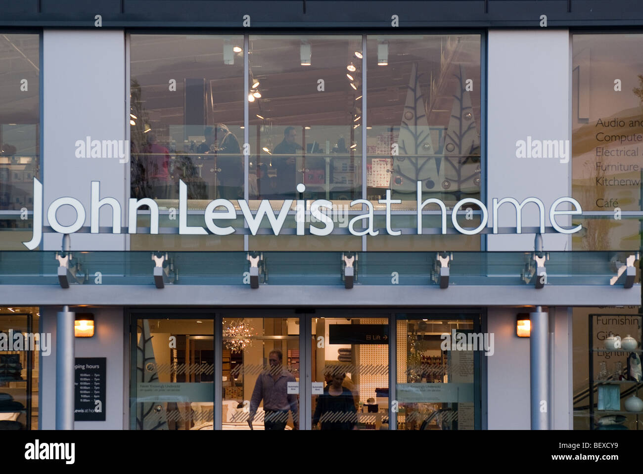 John Lewis del nuovo concetto di 'John Lewis a casa' negozio apre in Poole, Dorset. Questo è il primo negozio sotto questo nuovo banner. Foto Stock