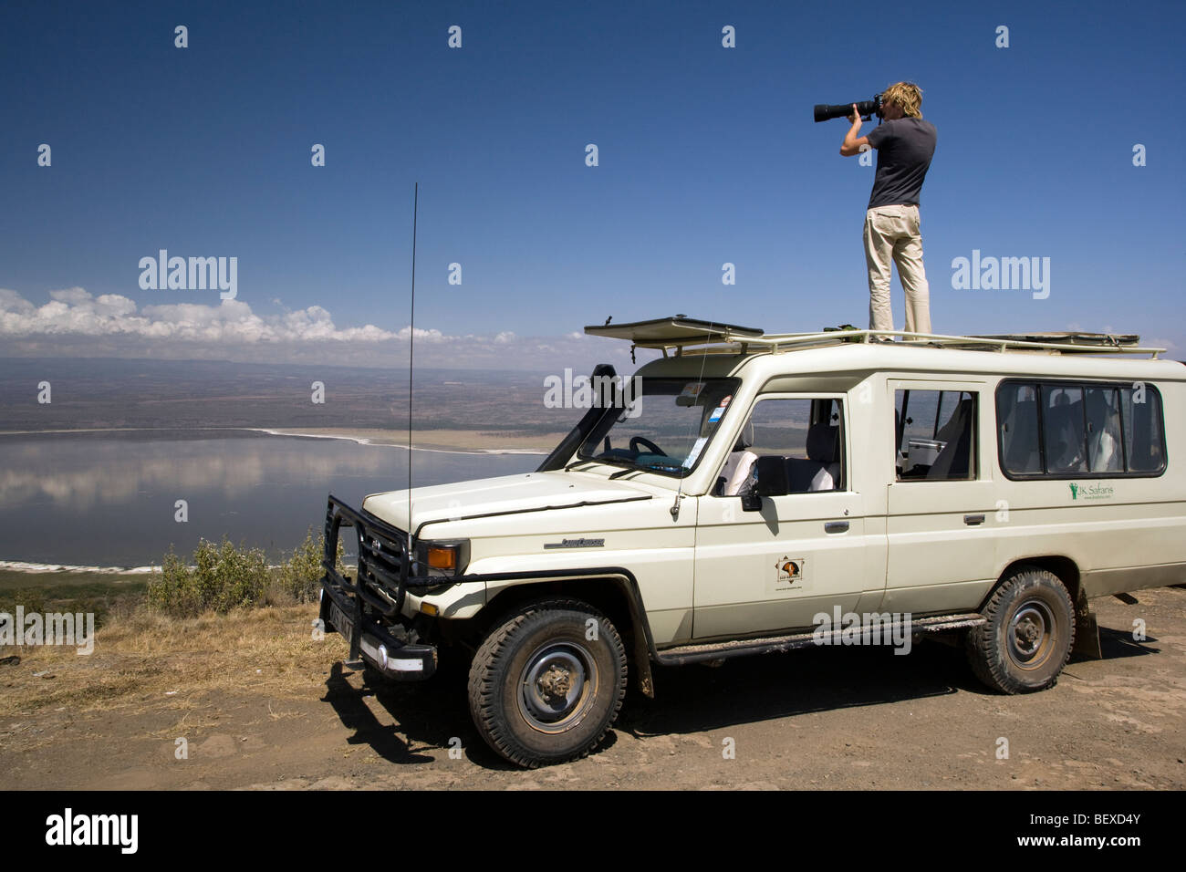 Fotografo in piedi sul veicolo di safari - Lake Nakuru National Park, Kenya Foto Stock