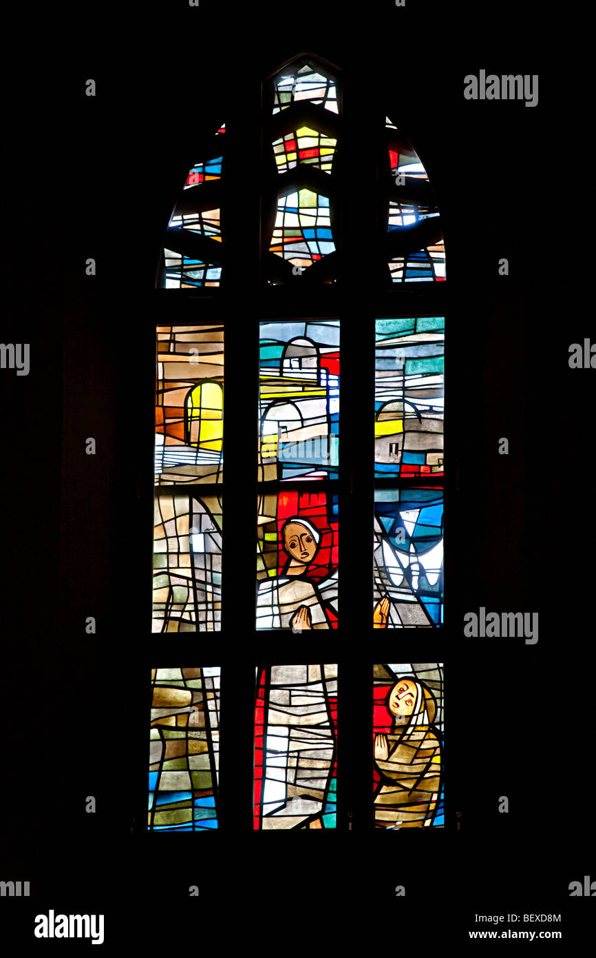 Moderna vetrate colorate Marktkarche St Nicolai chiesa di St Nicholas Hamelin Germania Foto Stock