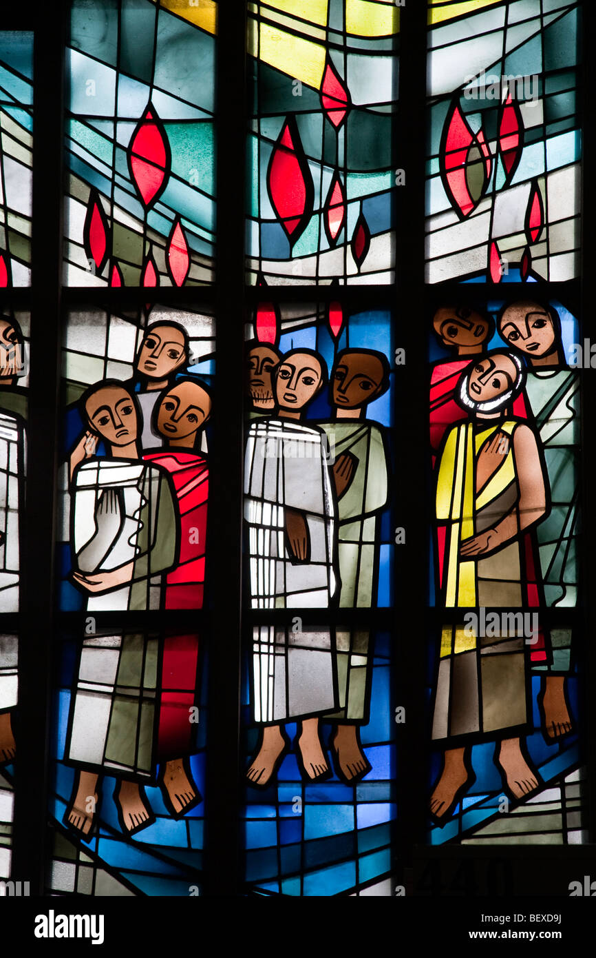 Moderna vetrate colorate Marktkarche St Nicolai chiesa di St Nicholas Hamelin Germania Foto Stock
