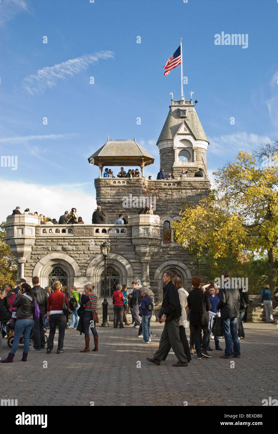 Le persone che visitano il Castello Belvedere di Central Park in una giornata autunnale Foto Stock