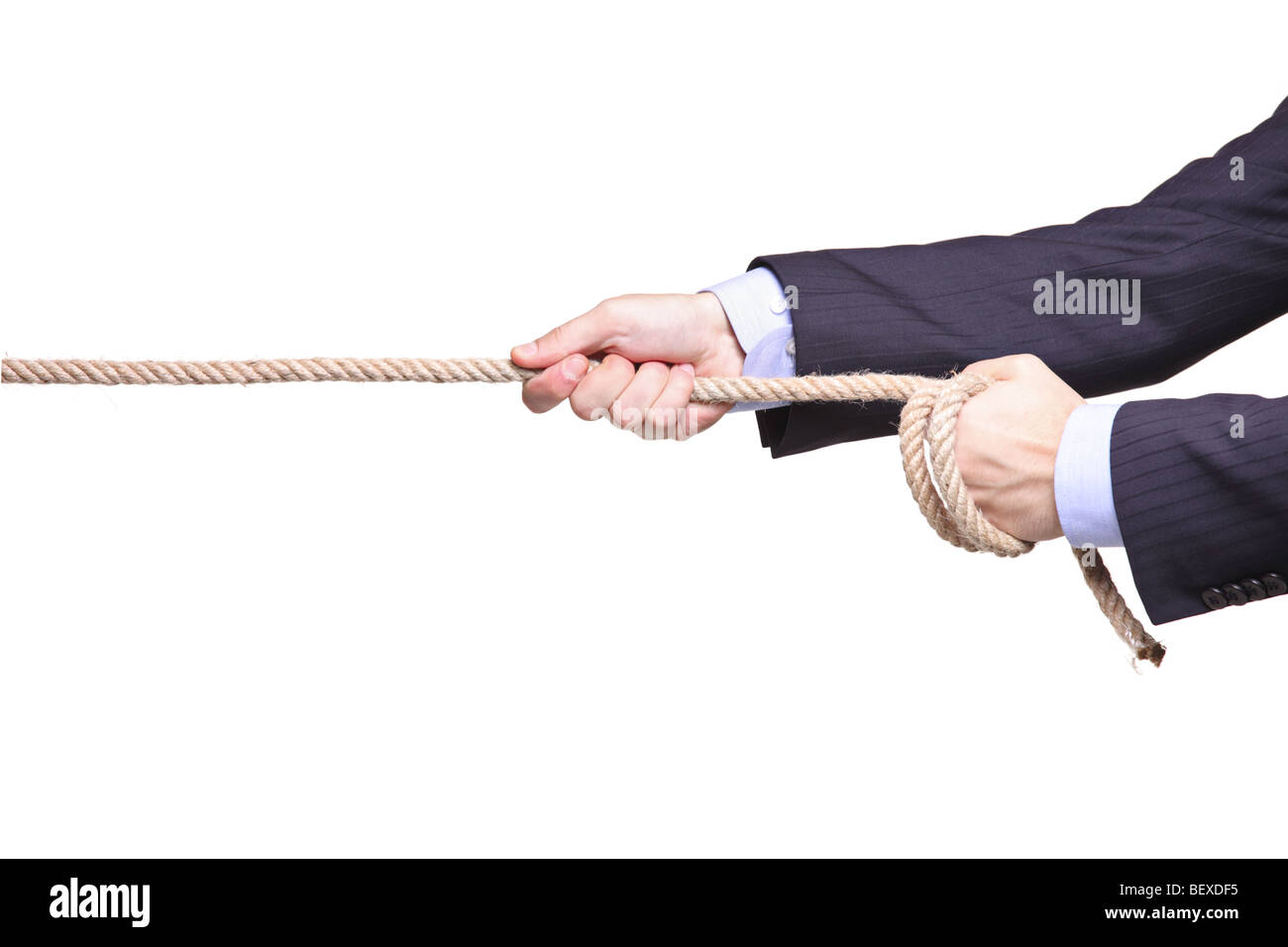 Imprenditore tirando una corda isolato su sfondo bianco Foto Stock