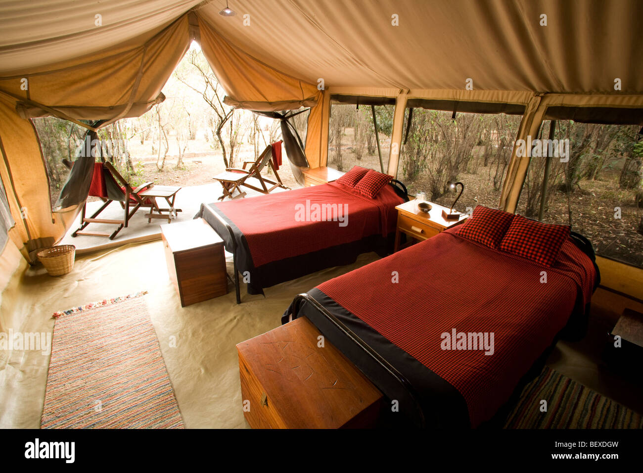 Interno della tenda a JK Mara Camp - vicino alla Riserva Nazionale di Masai Mara, Kenya Foto Stock