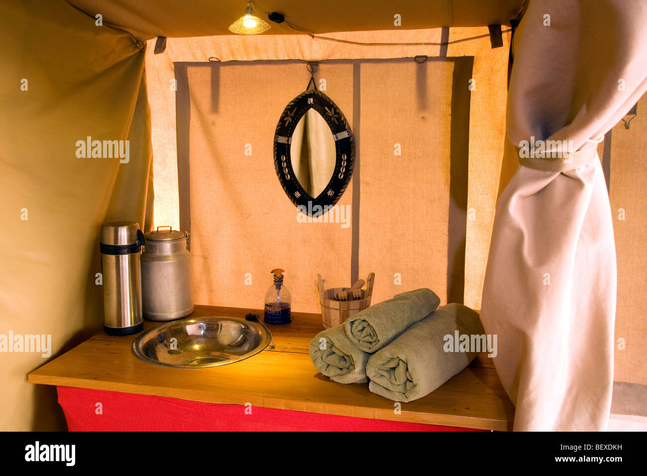 Interno della tenda a JK Mara Camp - vicino alla Riserva Nazionale di Masai Mara, Kenya Foto Stock