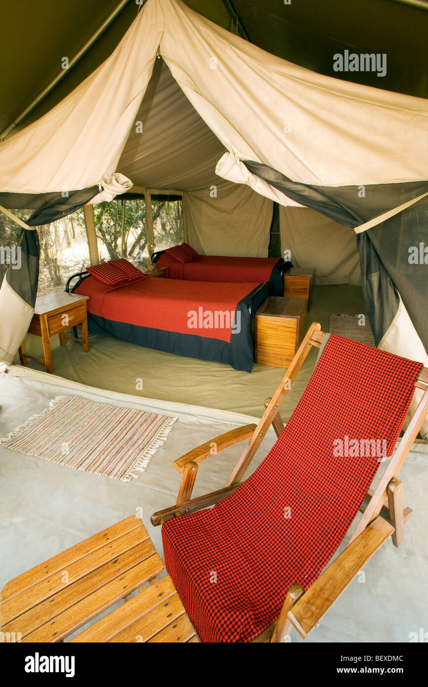 Interno della tenda a JK Mara Camp - vicino alla Riserva Nazionale di Masai Mara, Kenya Foto Stock