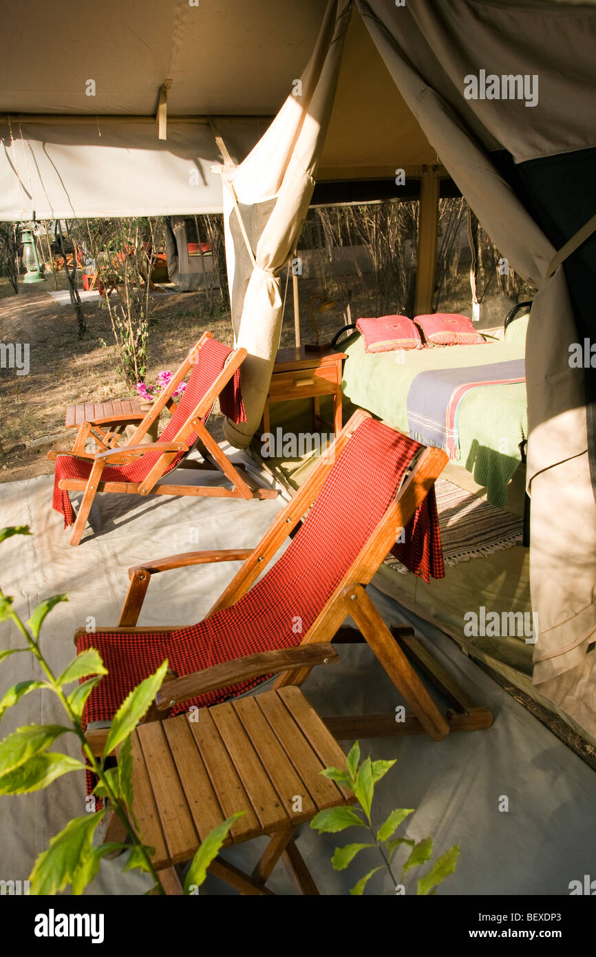 Interno della tenda a JK Mara Camp - vicino alla Riserva Nazionale di Masai Mara, Kenya Foto Stock