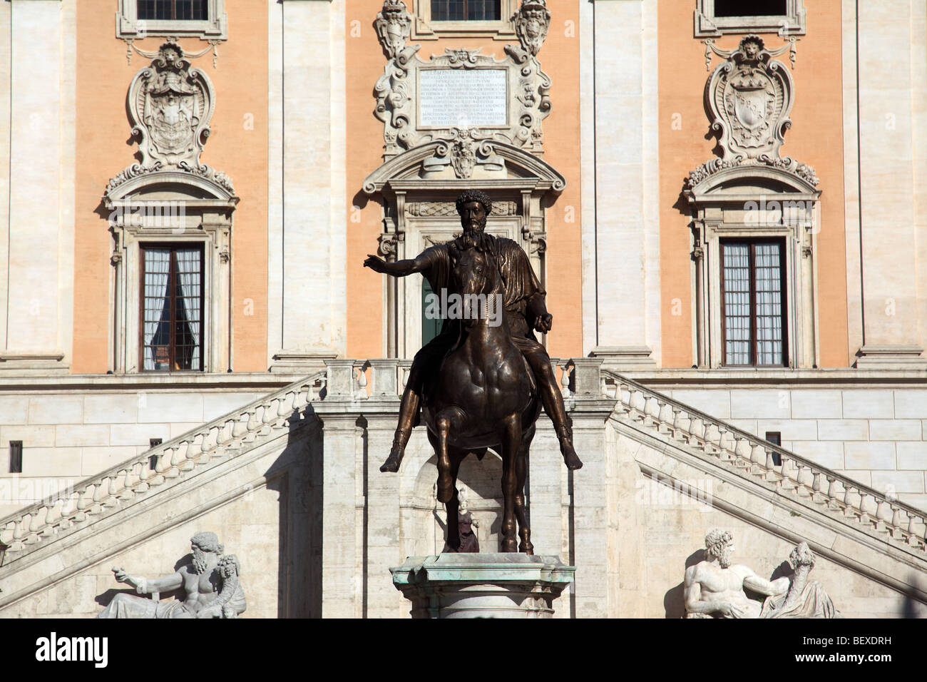 Statua di Marco Aurelio in piedi in Piazza del Campidoglio a Roma Foto Stock