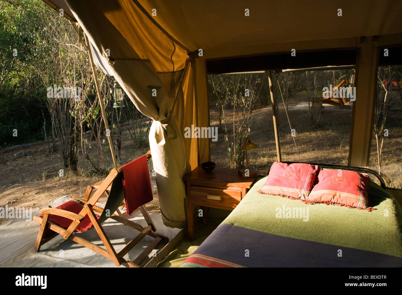 Interno della tenda a JK Mara Camp - vicino alla Riserva Nazionale di Masai Mara, Kenya Foto Stock