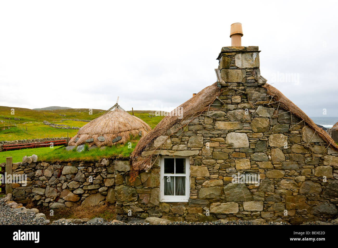 Tradizionale restaurata croft in Garenin Blackhouse Villaggio sull'isola di Lewis, Scozia Foto Stock