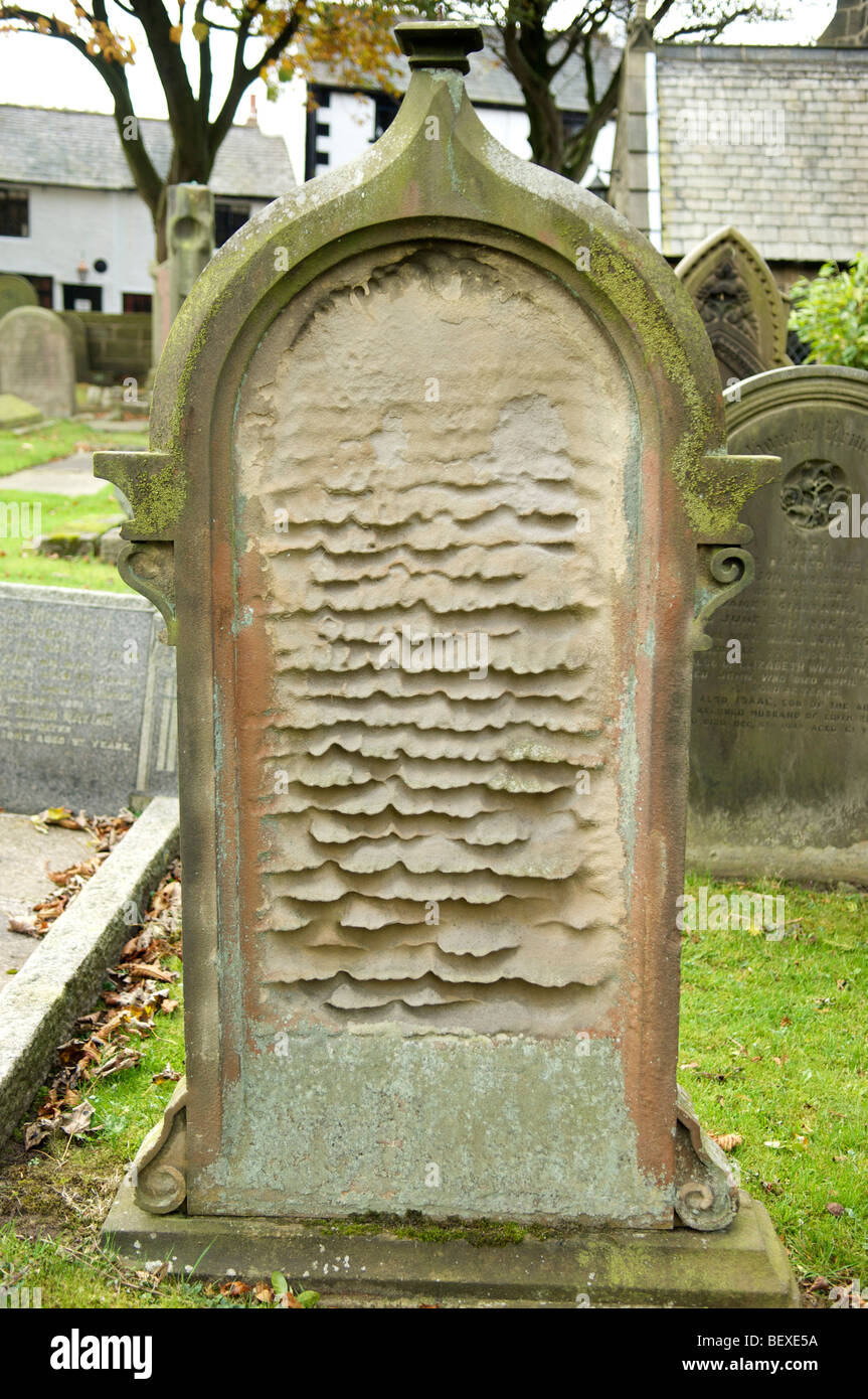 Influenza di condizioni atmosferiche gravi e pioggia acida su una lapide, Brindle villaggio Lancashire Inghilterra Foto Stock