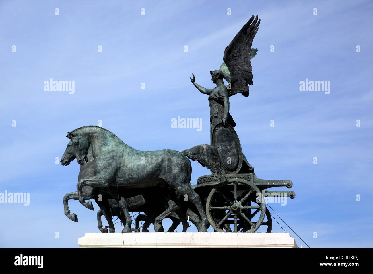 La quadriga di unità da Carlo Fontana in cima al Victor Emmanuel Monument in Roma Foto Stock