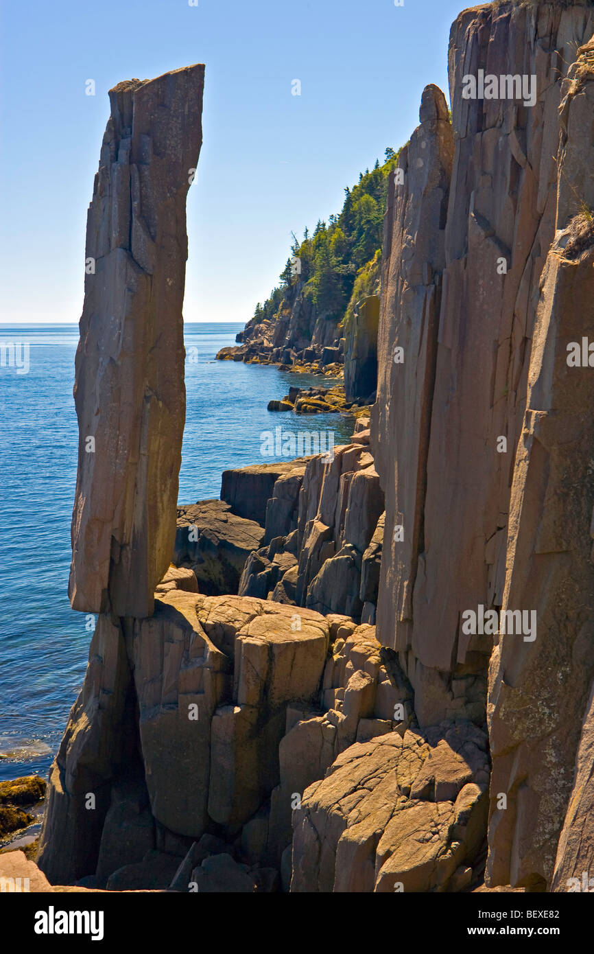 Roccia di bilanciamento nella St Mary's Bay sull'Isola Lunga, Digby collo e isole Scenic Drive, Highway 217, Nova Scotia, Canada. Foto Stock