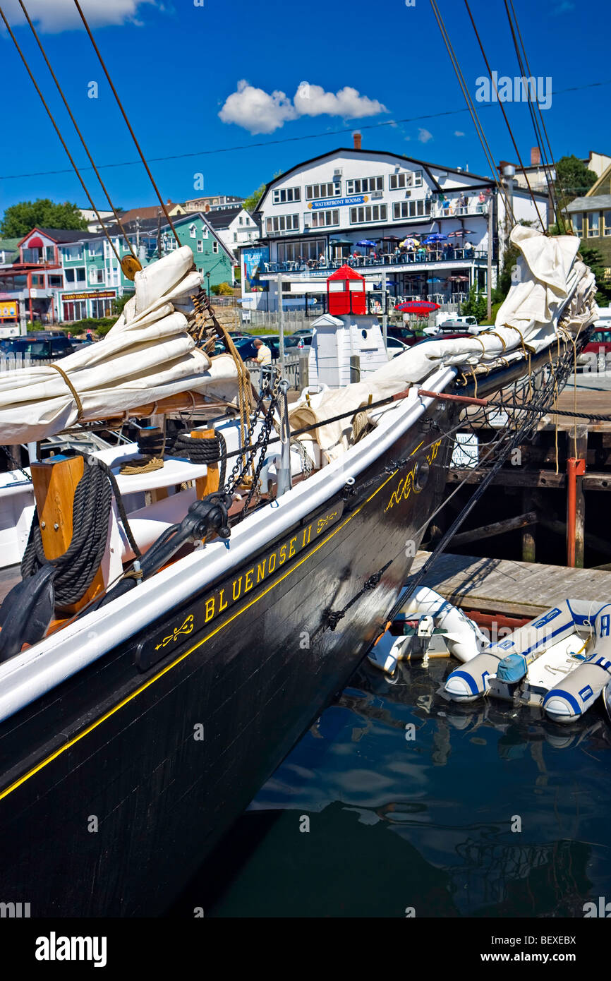 Il famoso schooner Bluenose II al pontile nella città di Lunenburg, Sito Patrimonio Mondiale dell'UNESCO, Lunenburg Harbour, FARO Foto Stock