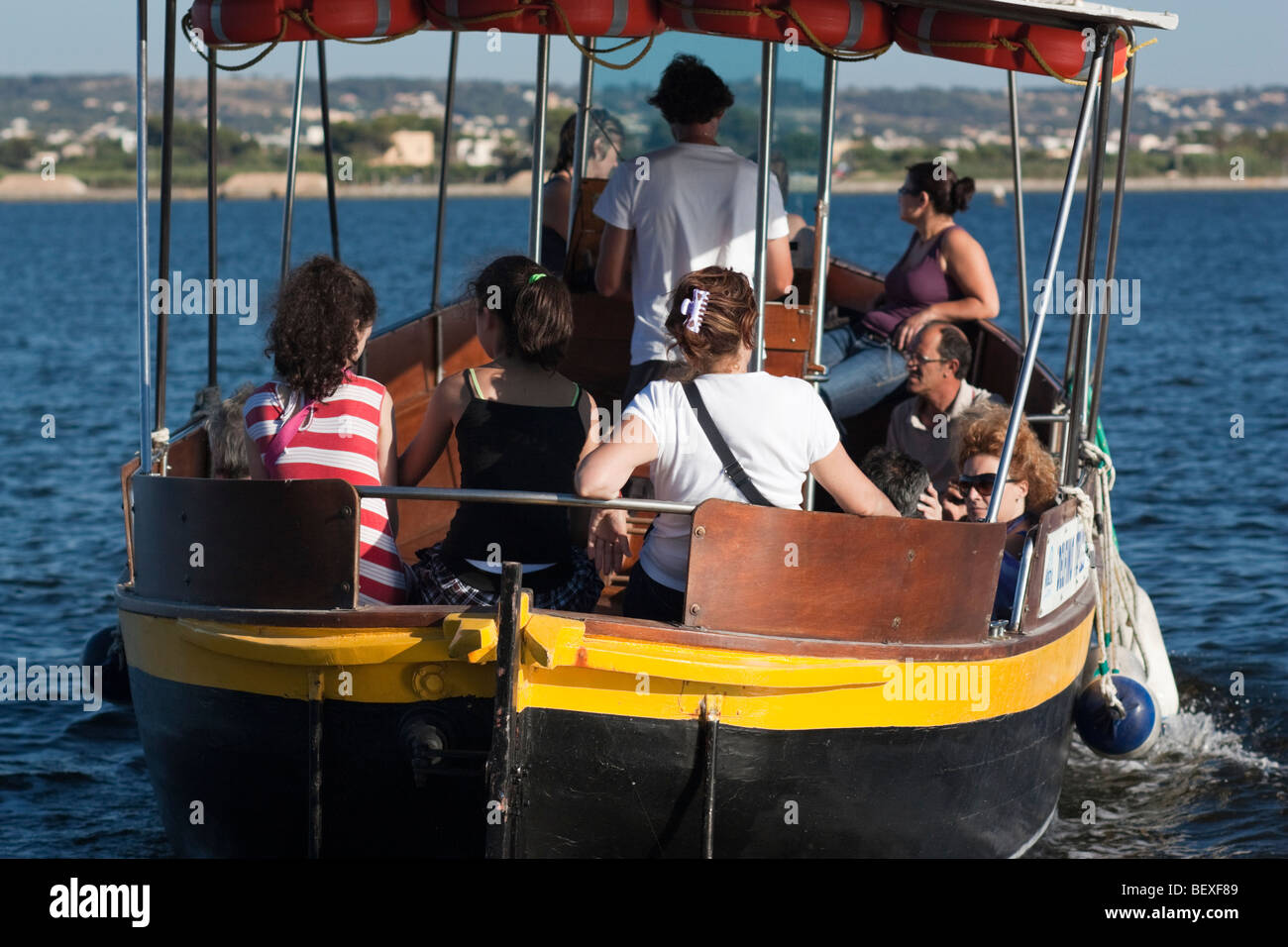 Barca il trasporto di turisti provenienti dall'isola di Mozia torna a Marsala in Sicilia. Foto Stock