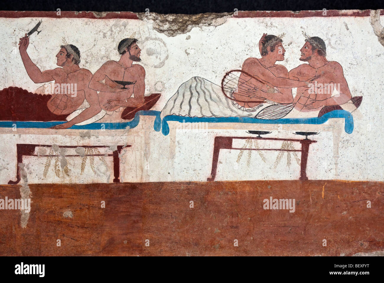 Dettaglio del simposio scena dalla Tomba del Tuffatore a Paestum, Italia. Foto Stock
