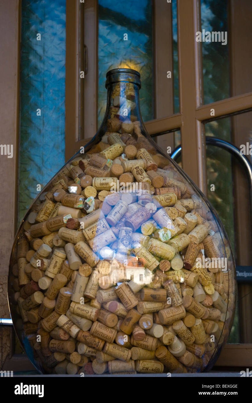 Bottiglia di vino pieno di tappi di sughero Foto stock - Alamy