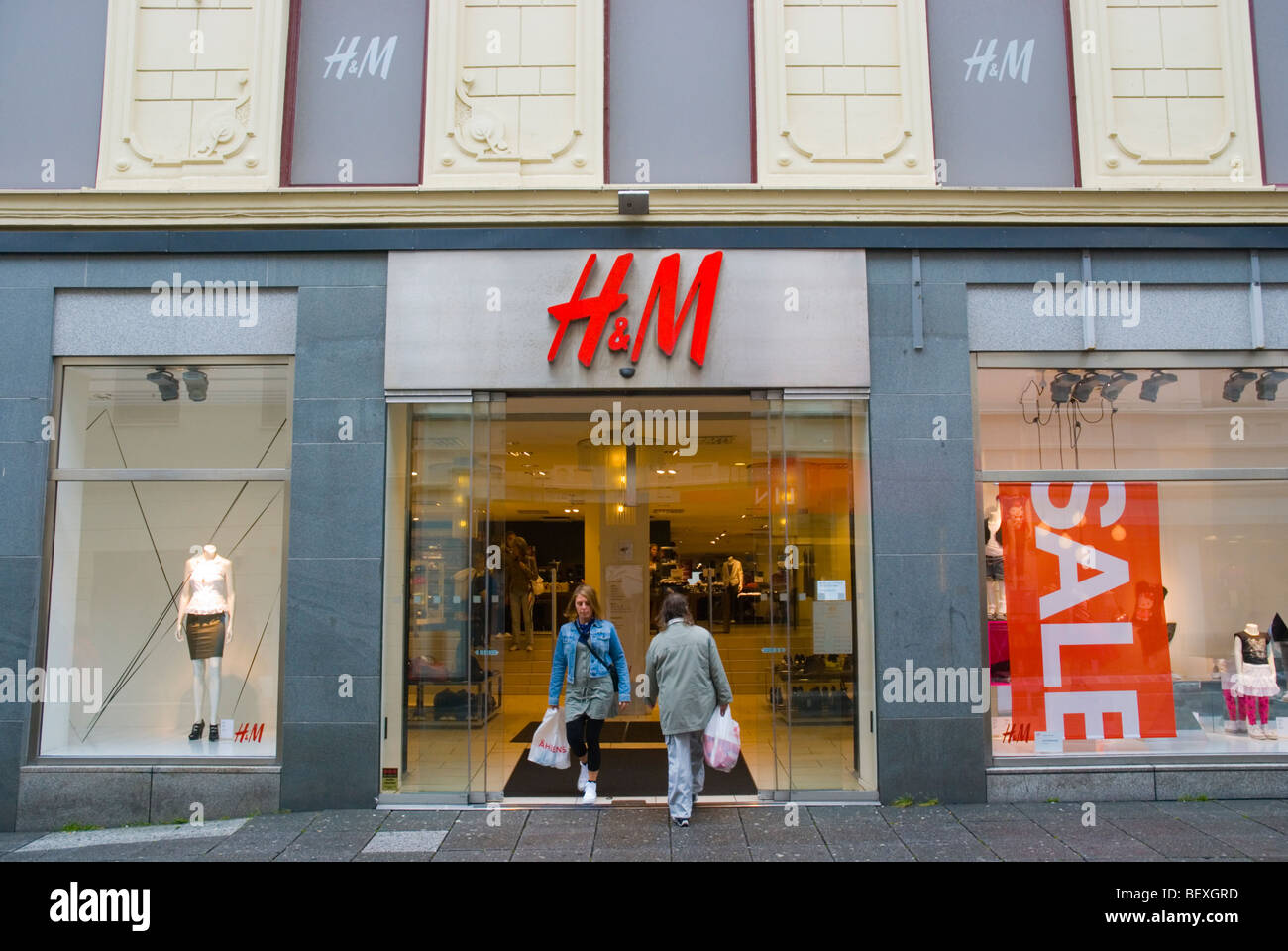 H M negozio di abbigliamento nel centro di Gothenburg in Svezia in Europa Foto stock Alamy