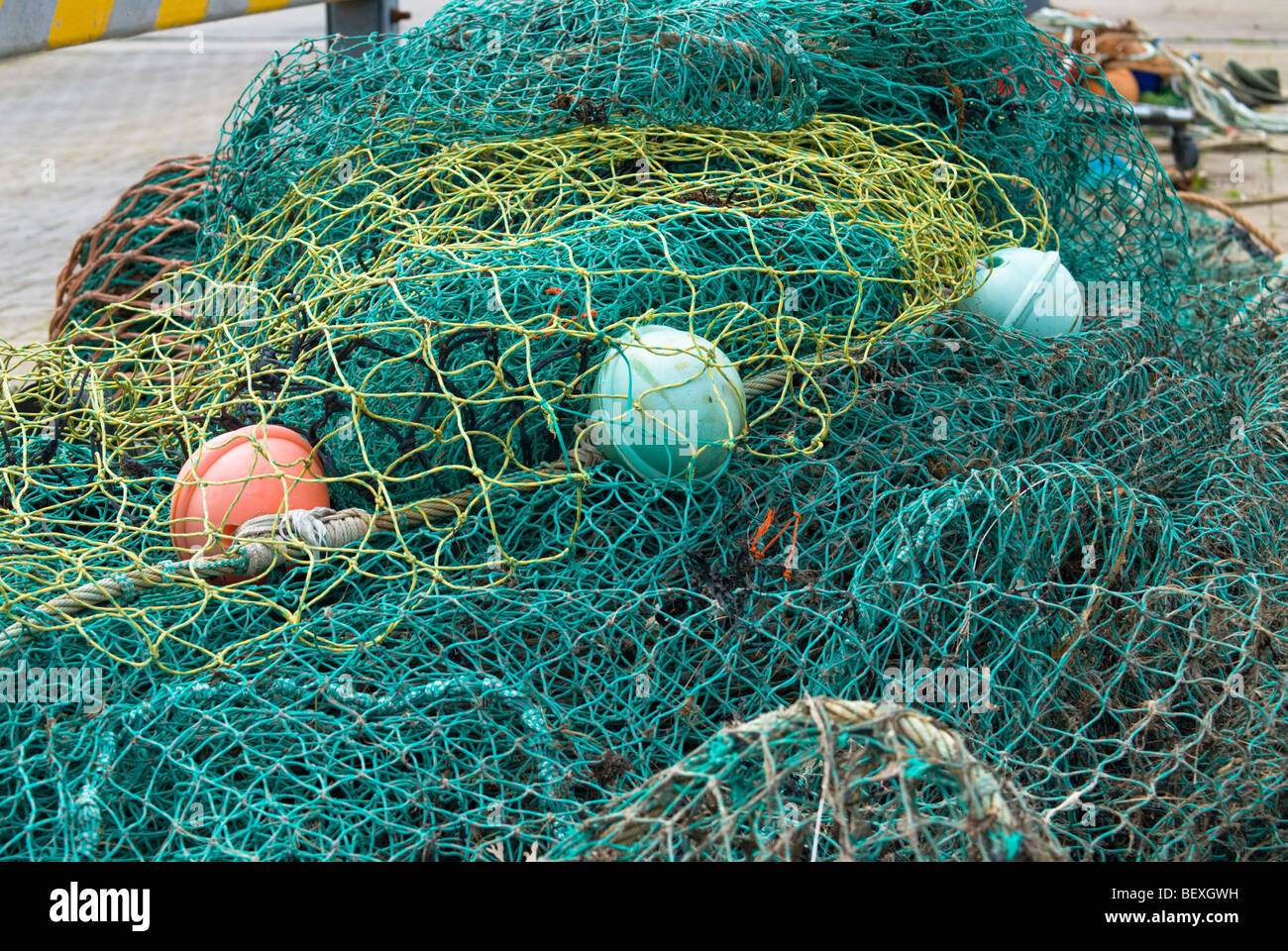 Dettaglio della memorizzata di attrezzature da pesca a terra in Scozia Foto Stock