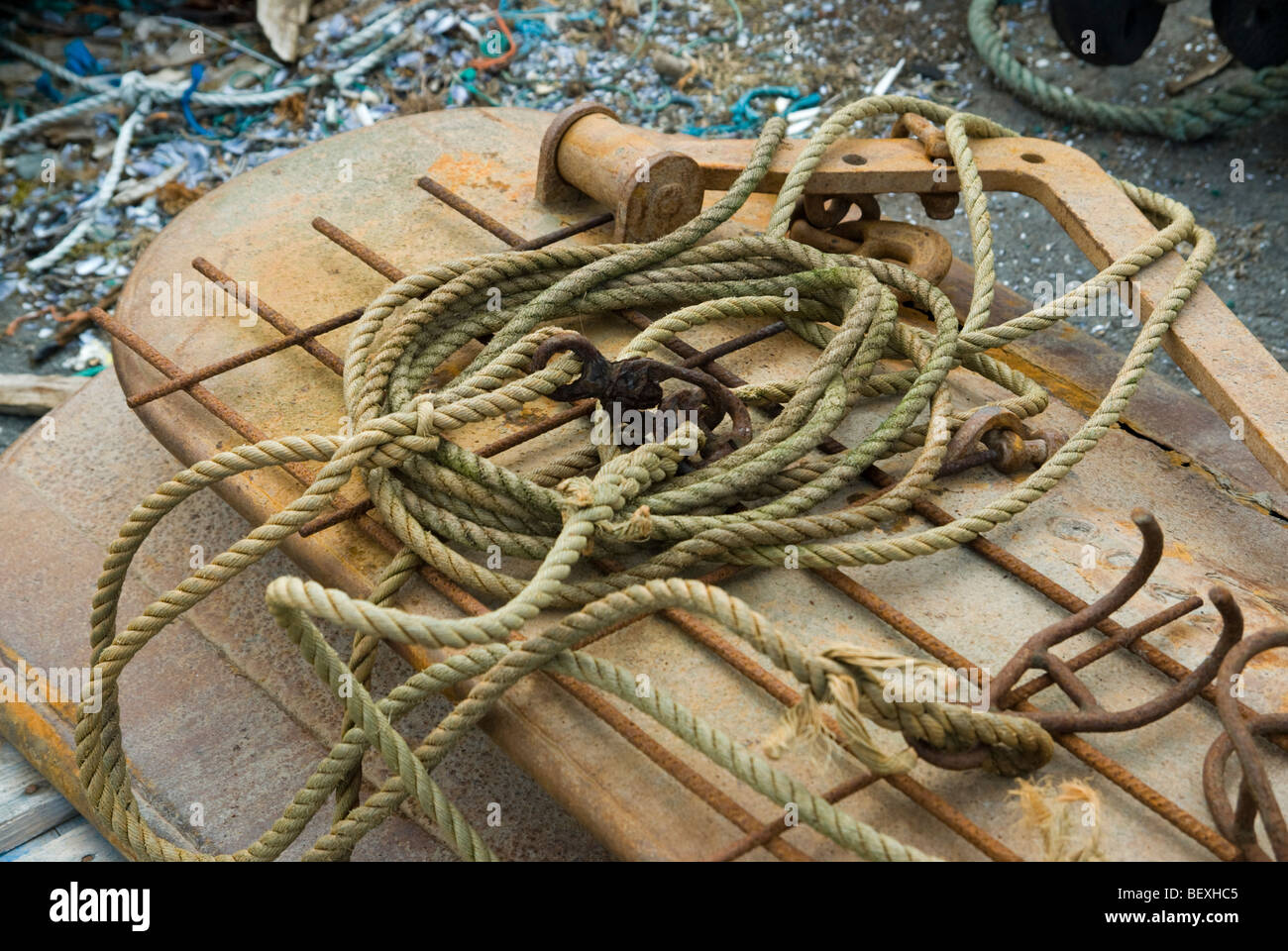 Dettaglio della memorizzata di attrezzature da pesca a terra in Scozia Foto Stock