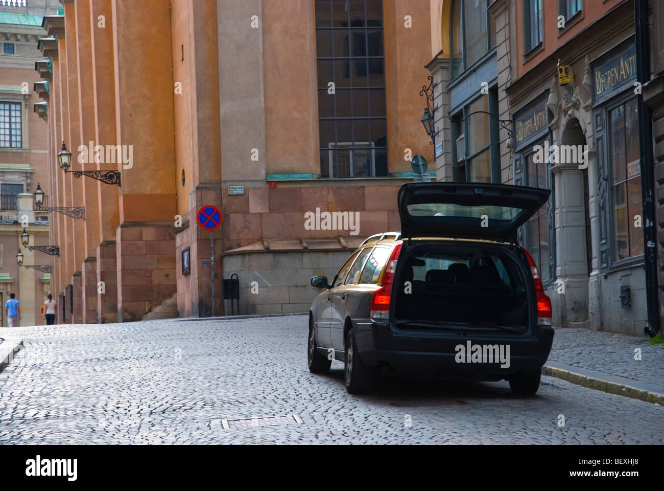 Station wagon con porta aperta in Gamla Stan la città vecchia di Stoccolma Svezia Europa Foto Stock